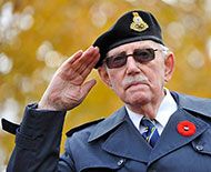 M. Alan Canavan, vétéran de la Deuxième Guerre mondiale, lors du jour du souvenir de la ville de Hampstead - photographe Denis Beaumont